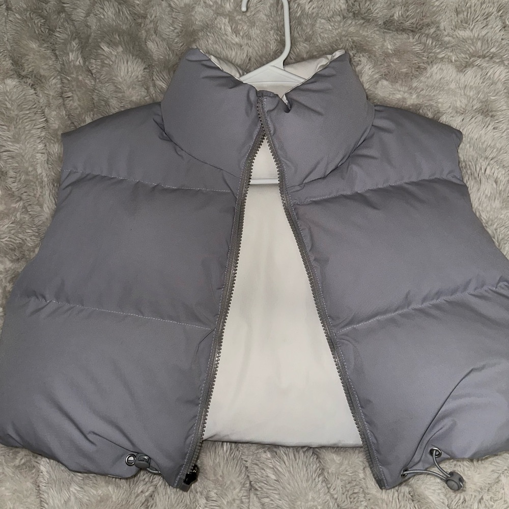 Gray and White Cropped Puffer Vest - Picture 2 of 3